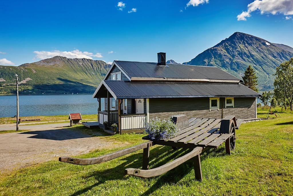 蘇特蘭的住宿－Cozy home in Godfjord，前面有长凳的小房子
