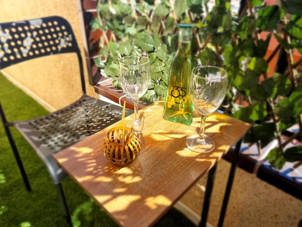 - une table avec des verres à vin et une bouteille dans l'établissement Diadas home, à Guargacho