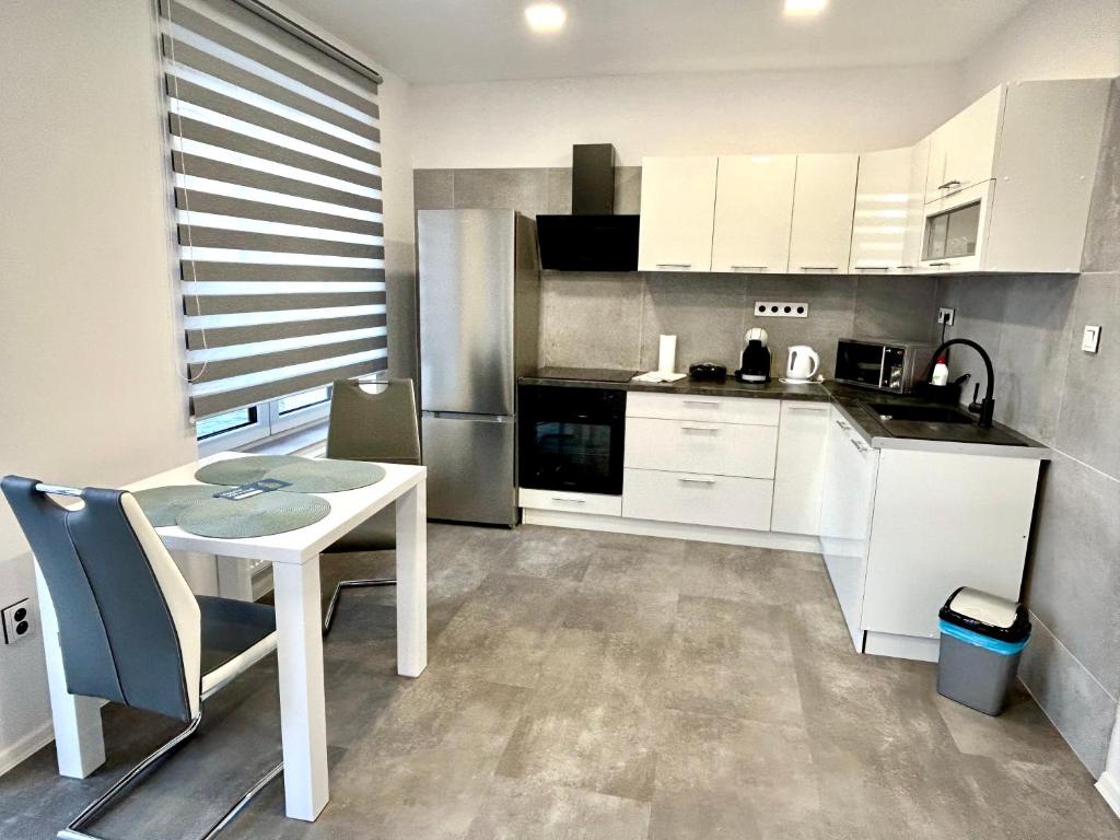 Köök või kööginurk majutusasutuses Apartmány PREMIUM se soukromým parkováním