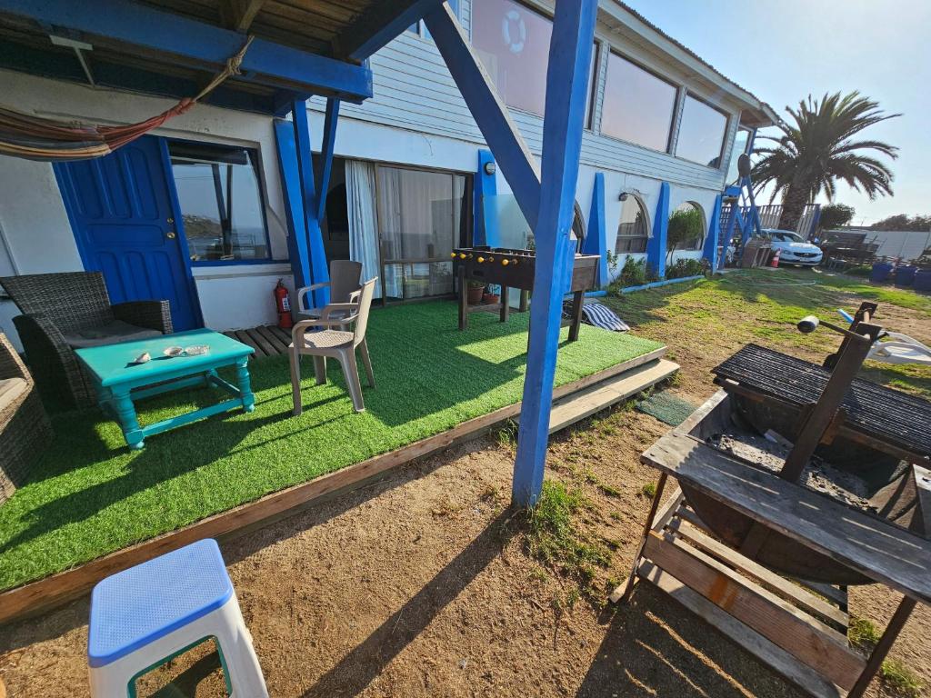 un patio con mesa de billar y una casa en Santorini, en Quintero