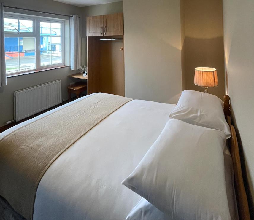 Postel nebo postele na pokoji v ubytování Dingle Harbour Nights - Room Only