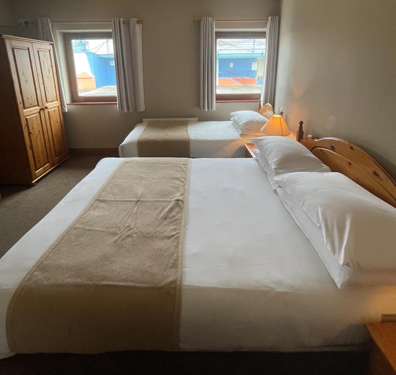 Postel nebo postele na pokoji v ubytování Dingle Harbour Nights - Room Only