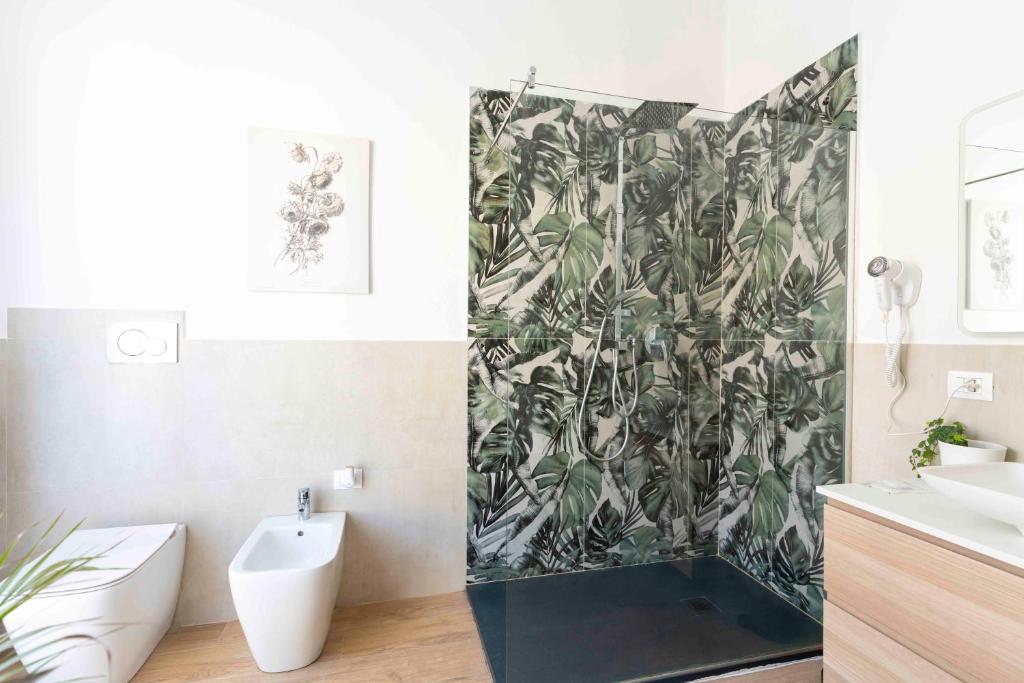 baño con cortina de ducha y planta en Montecristo B&B, en Grosseto