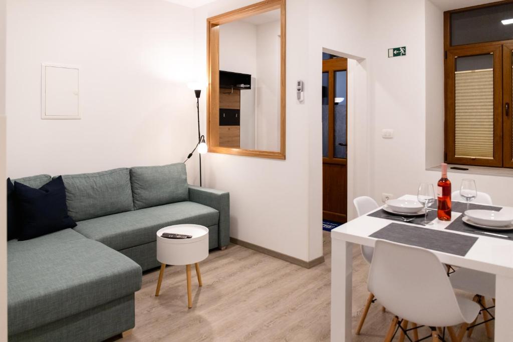 sala de estar con sofá y mesa en Oliver street apartment Vipava en Vipava