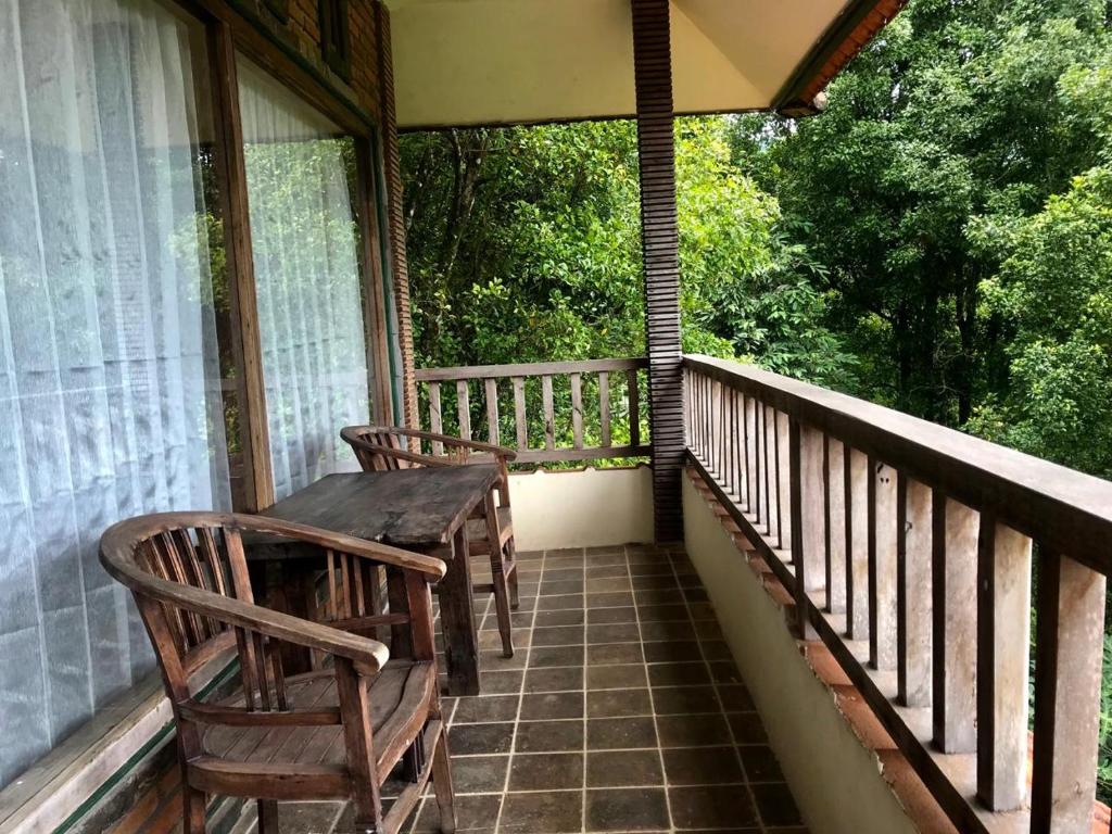 Kraras Munduk Guest House & DonBiyu Rendezvous Restaurant - Luxe Tweepersoonskamer Met Balkon