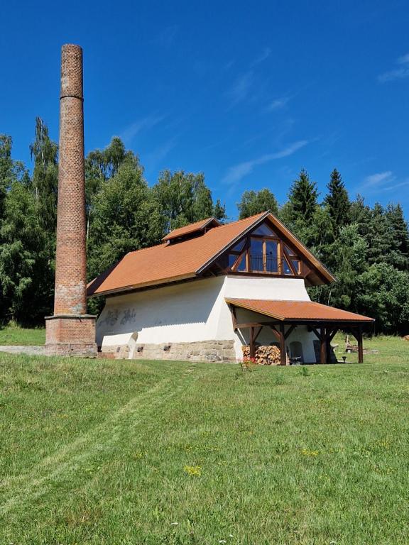 un edificio con chimenea y cenador en Cihelna Hříběcí, en Pelhřimov