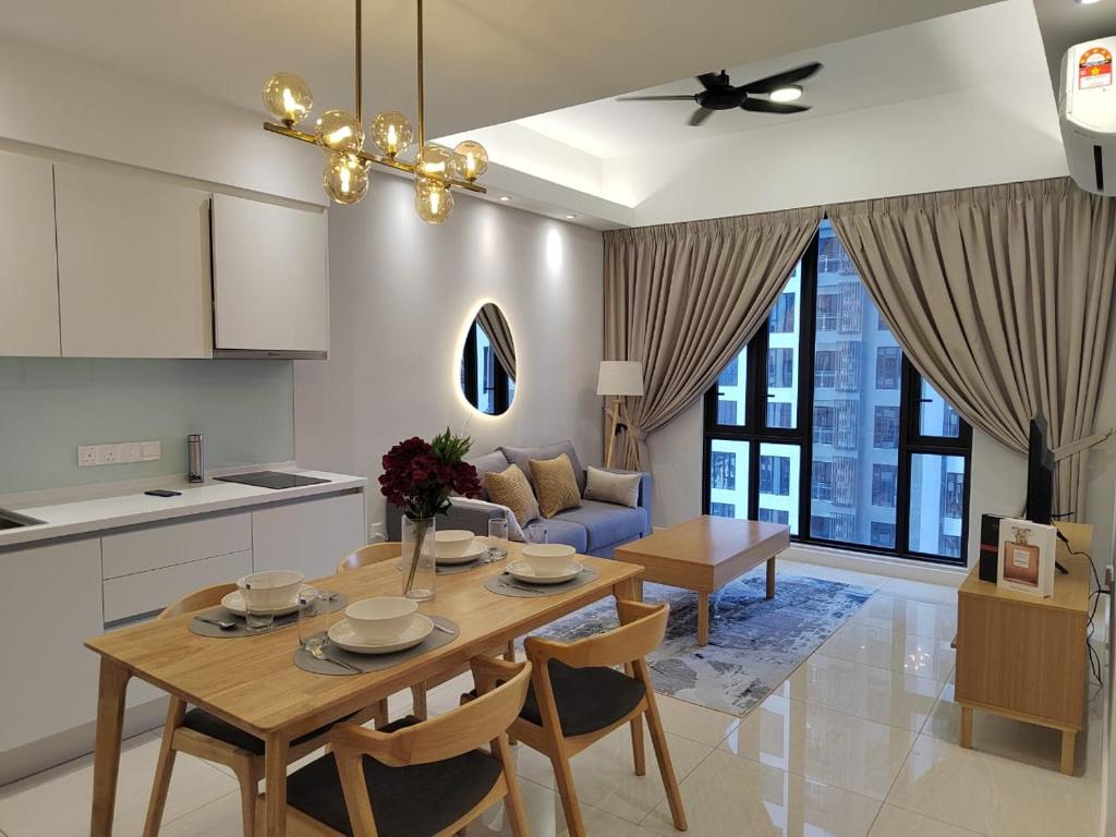 uma cozinha e sala de estar com mesa e cadeiras em Sentral Suites KL Sentral by NomadNest em Kuala Lumpur