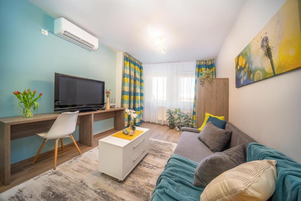 ein Wohnzimmer mit Couch und Fernseher in der Unterkunft La Vida apartman Hajdúszoboszló in Hajdúszoboszló