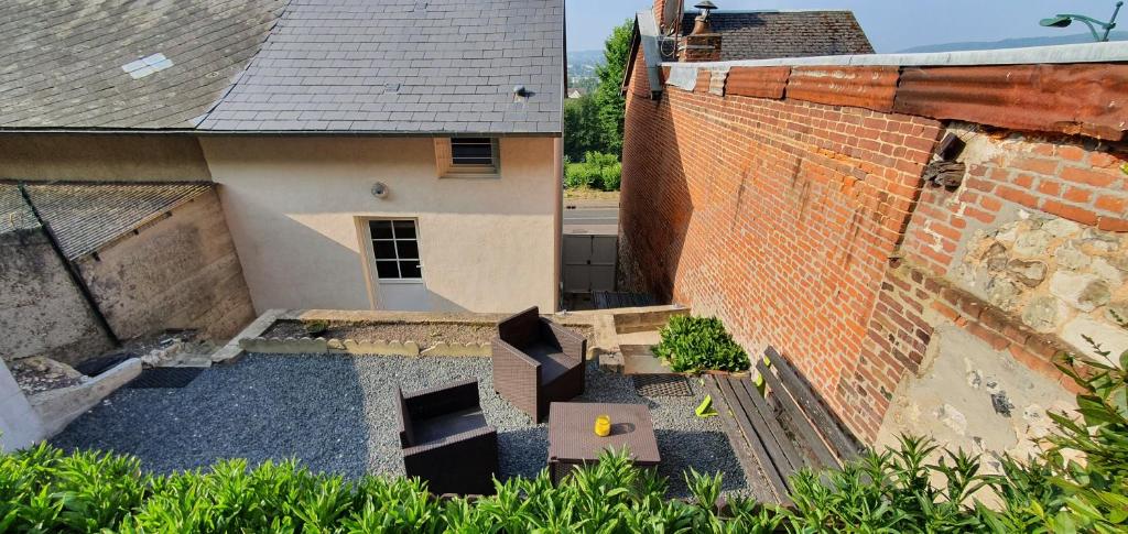 une vue aérienne sur un bâtiment et un mur de briques dans l'établissement Maison de ville, à Pont-Audemer