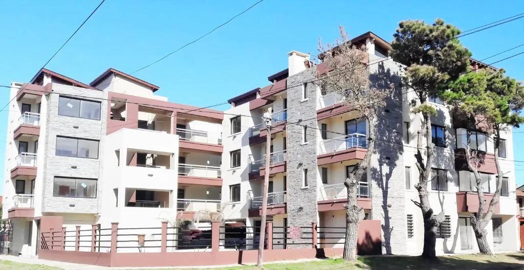 una imagen de un edificio de apartamentos en Complejo Médanos en San Bernardo