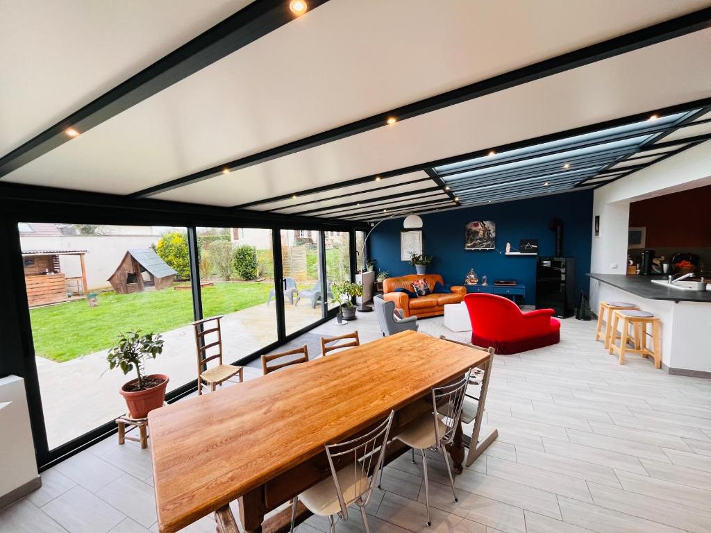 - un salon avec une table en bois et une salle à manger dans l'établissement Maison calme proche Paris et Disneyland, à Précy-sur-Marne