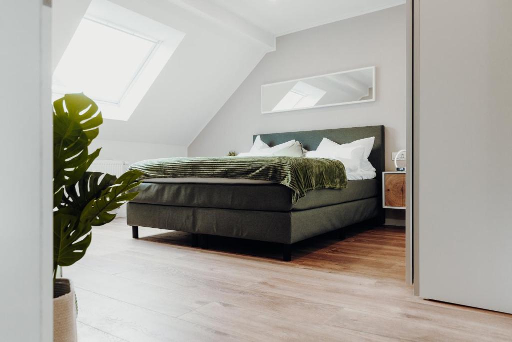 um quarto com uma cama e um espelho em WohnungTraveller Geislautern em Völklingen