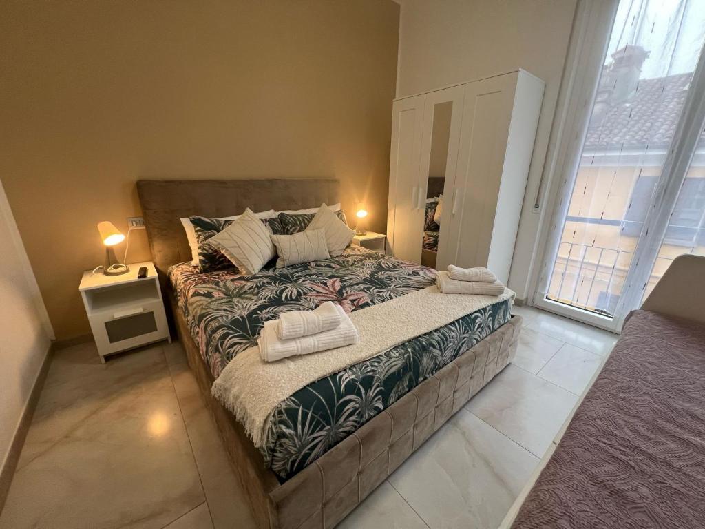 a bedroom with a large bed with towels on it at casa Hanna2 in Intra