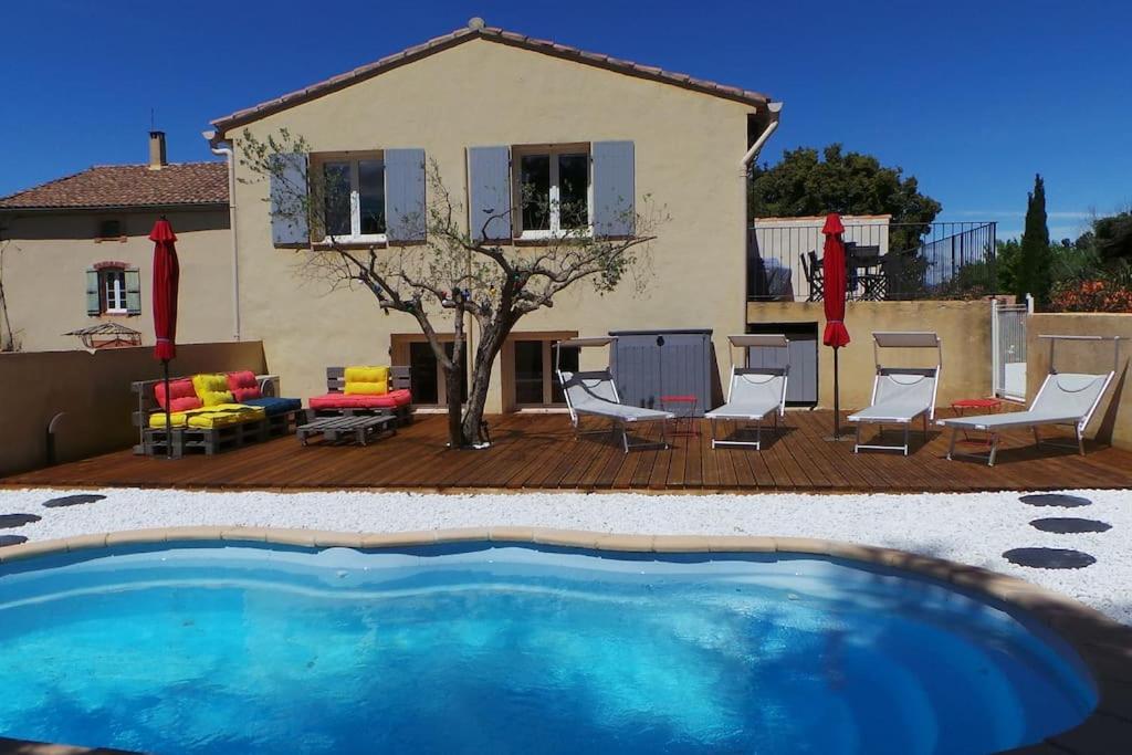 une piscine devant une maison dans l'établissement Jolie Maison avec jardin et piscine privée, à Sablet