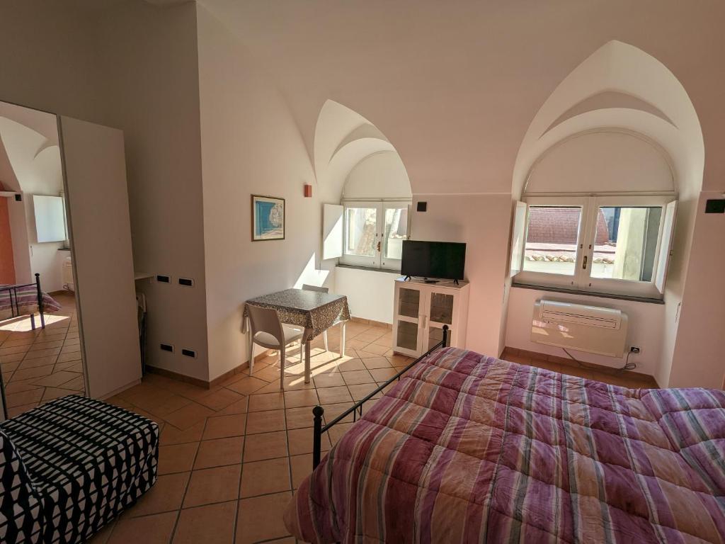 een slaapkamer met een bed en een bureau in een kamer bij Méditerranée in Minori