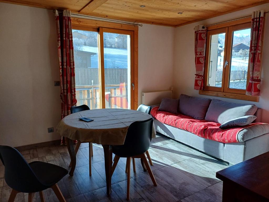 uma sala de estar com um sofá e uma mesa em chalet Mont-Blanc em Combloux