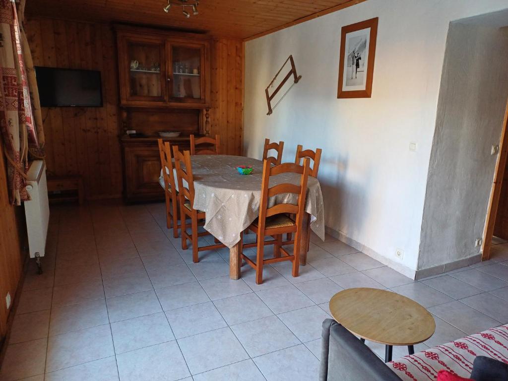 Televízia a/alebo spoločenská miestnosť v ubytovaní chalet Mont-Blanc