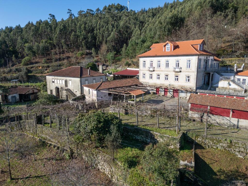 ein großes weißes Gebäude mit rotem Dach auf einem Hügel in der Unterkunft Quinta São Francisco Rural Resort - Regina Hotel Group in Viana do Castelo
