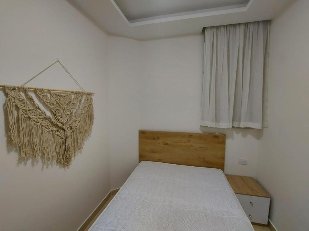 Sharm Hills Resort في شرم الشيخ: غرفة نوم صغيرة بها سرير ونافذة