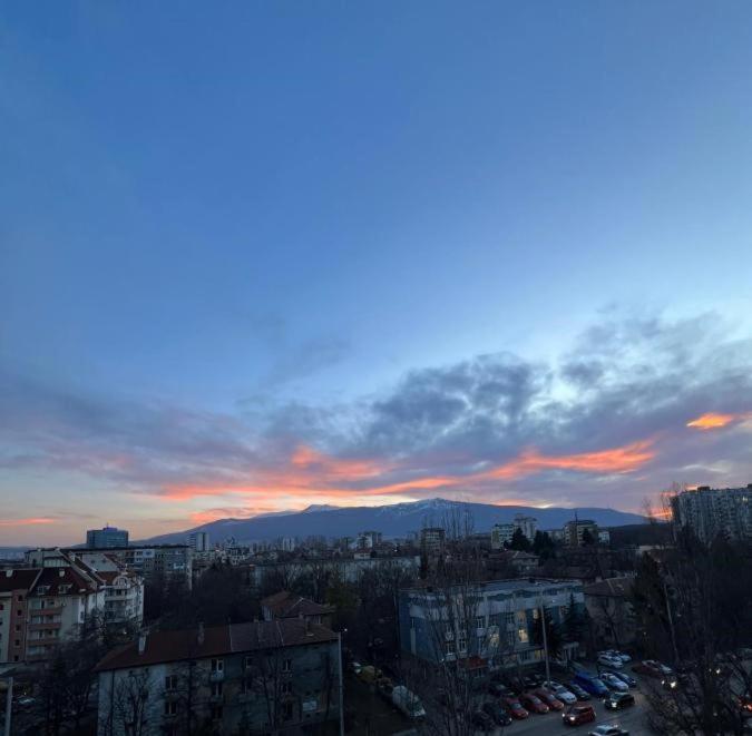 - une vue sur la ville et le coucher de soleil dans l'établissement Nova #7, à Sofia