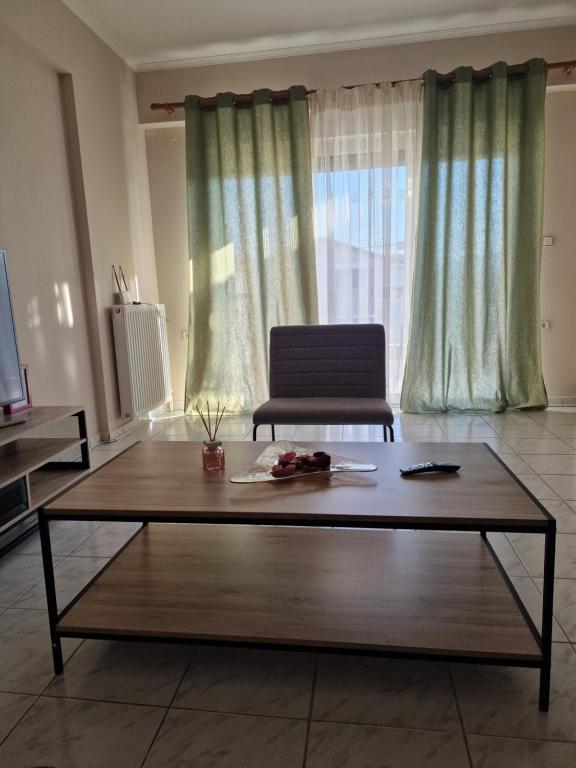 ein Wohnzimmer mit einem Couchtisch und einem Stuhl in der Unterkunft Zorzet in Kardítsa
