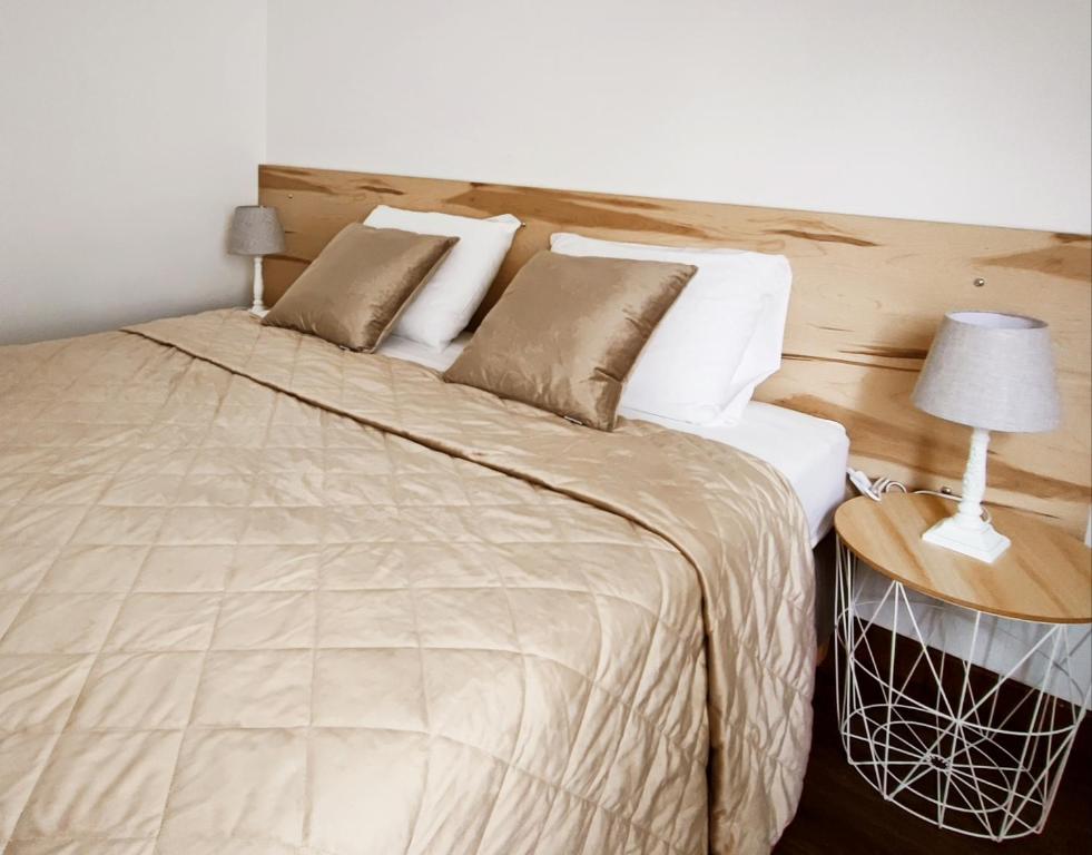 sypialnia z dużym łóżkiem z drewnianym zagłówkiem w obiekcie O. Li Apart Estoril w mieście Estoril