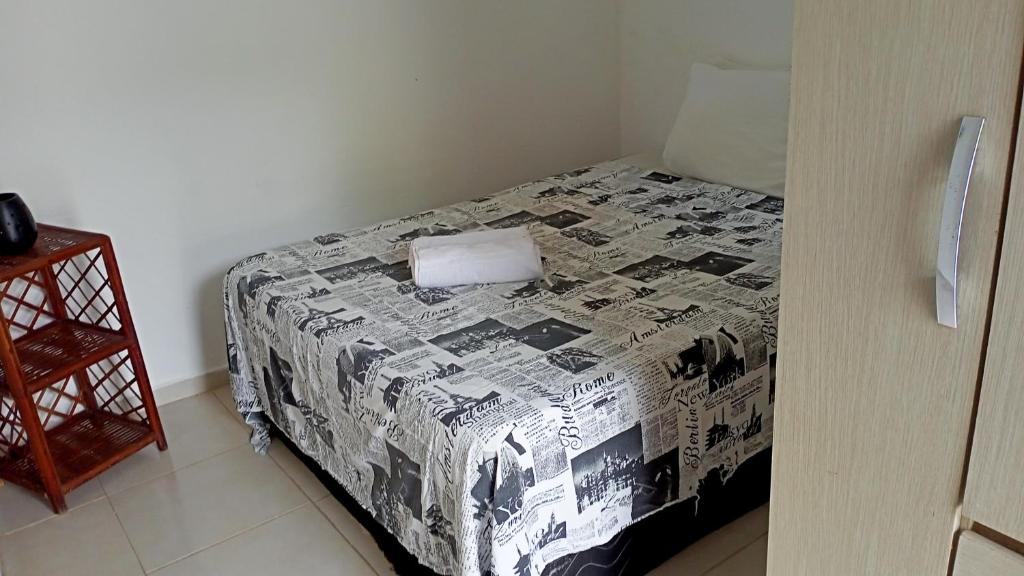 een slaapkamer met een bed met een quilt bij A sossego in Cayru