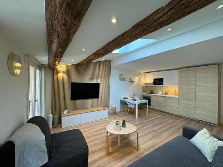 a living room with a couch and a table at Les Bouteilles - 1 chambre hyper centre - 6p - Wifi in Aix-en-Provence