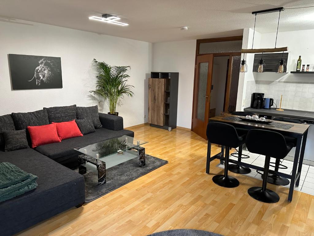 ein Wohnzimmer mit einem Sofa und einem Tisch in der Unterkunft Apartment „Slow Horses“ in Leipzig