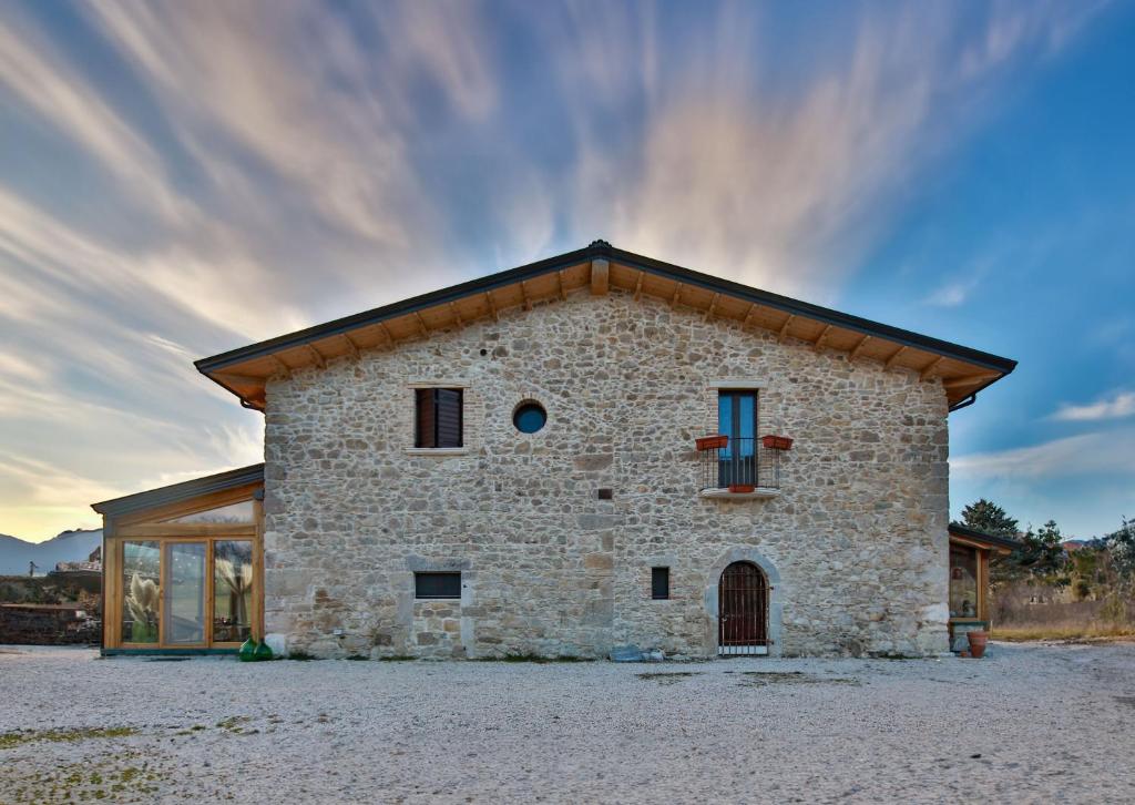 een stenen huis met een gambrel dak bij Masseria D'Achille in Castel di Sangro
