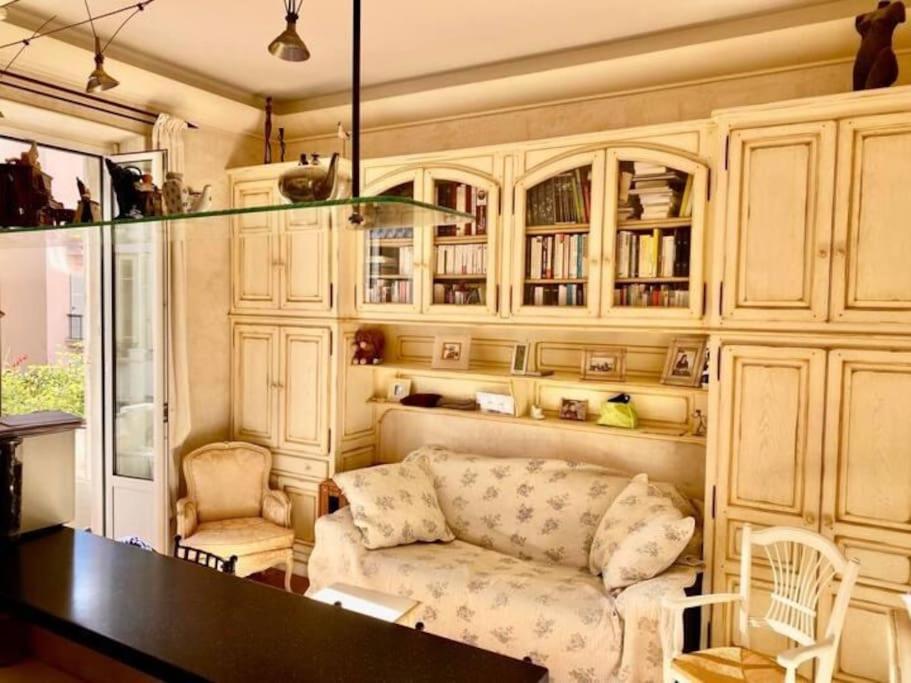 a living room with a couch and a table at 2 pièces au centre de Monaco in Monte Carlo