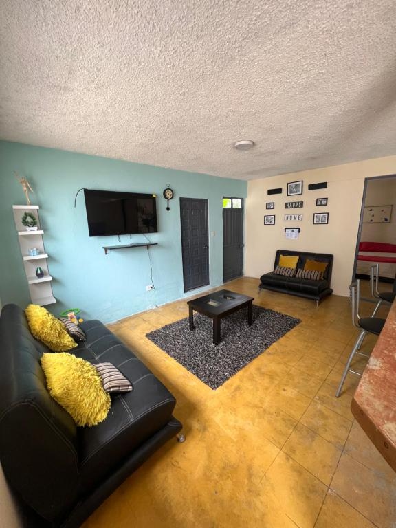 コミタン・デ・ドミンゲスにあるCasa Blancaのリビングルーム(黒い革張りのソファ、薄型テレビ付)
