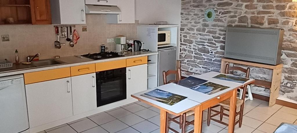 Kuchyň nebo kuchyňský kout v ubytování Les gites et chambres d'hôtes du Mas de bouzou