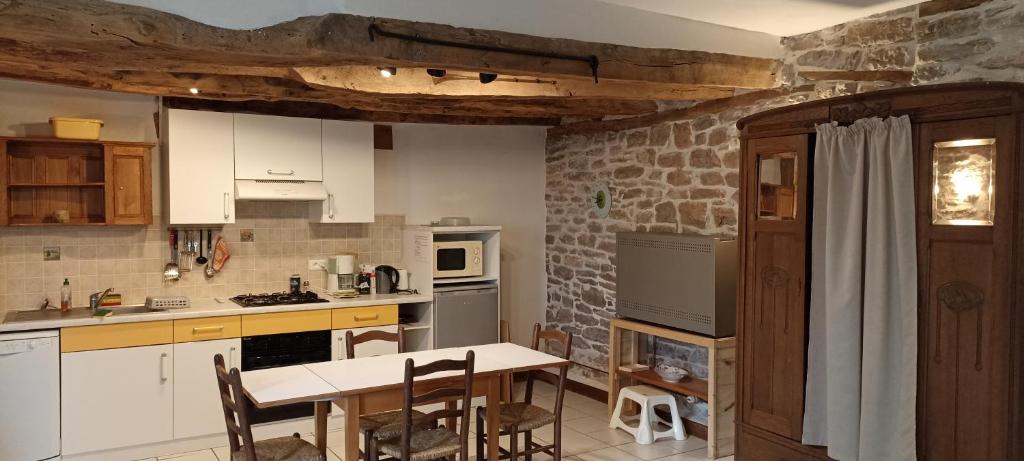 Kuchyň nebo kuchyňský kout v ubytování Les gites et chambres d'hôtes du Mas de bouzou
