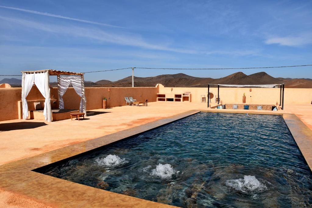 uma piscina no meio de um deserto em Villa sur Colline son vis-à-vis em Marrakech
