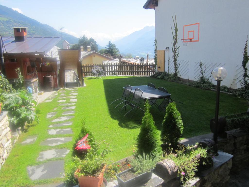 a backyard with a basketball hoop in the yard at Casa Cheney in Saint-Christophe