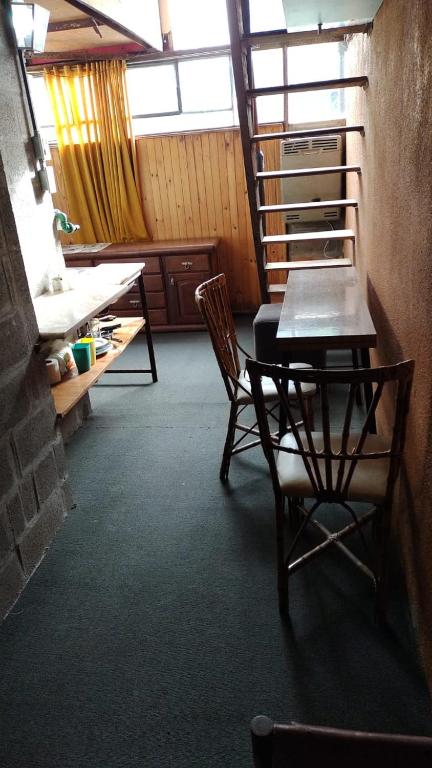 - une cuisine avec une table et des chaises dans la chambre dans l'établissement departamento d City Bell, à City Bell