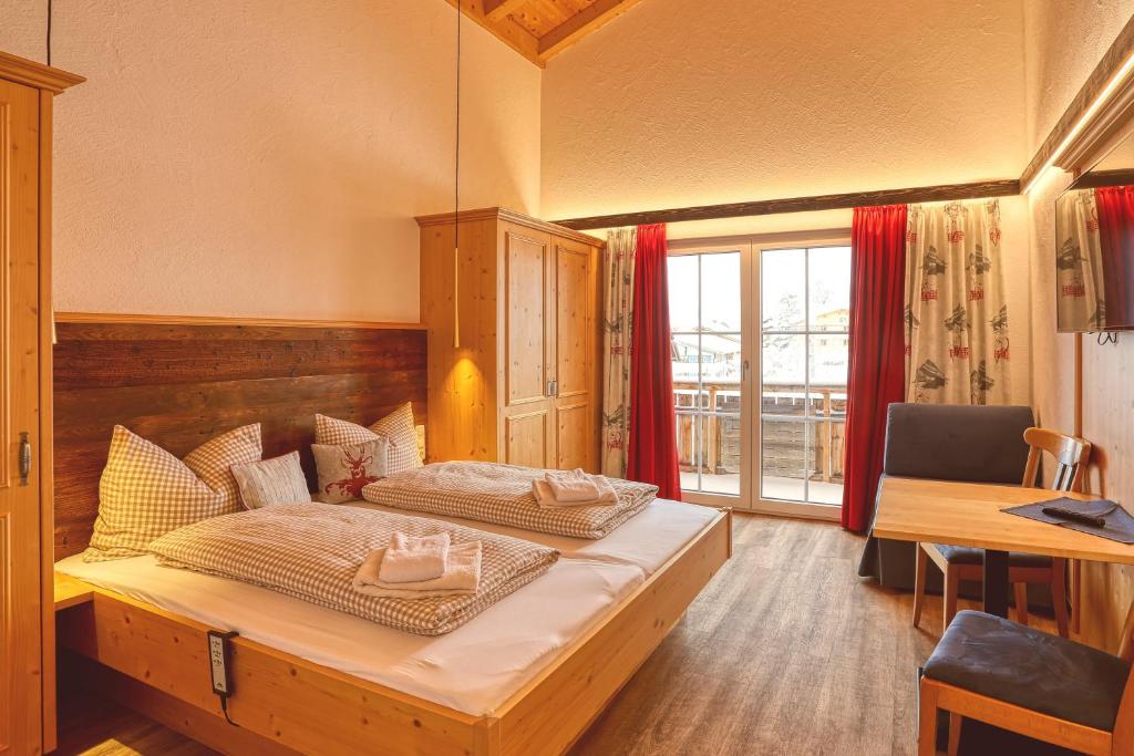 Postel nebo postele na pokoji v ubytování Berggasthof Sonne Allgäu