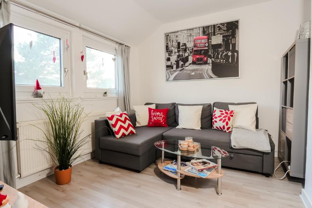 a living room with a black couch and a red bus at Zentrale ruhige 3-Zimmer-Wohnung in Kassel