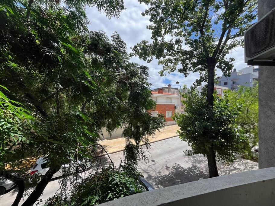 un balcón con vistas a la calle y a los árboles. en Apartamento en Montevideo, en Montevideo