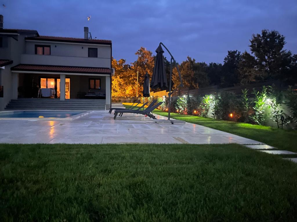 eine Terrasse mit einer Bank vor einem Haus in der Unterkunft Casa Mia in Poreč