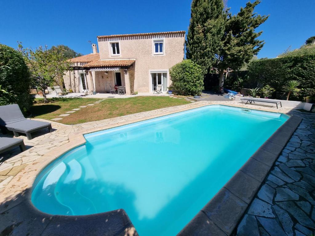 une piscine devant une maison dans l'établissement Villa avec Piscine, sans vis-à-vis, plage à 13mn à pieds, à La Seyne-sur-Mer