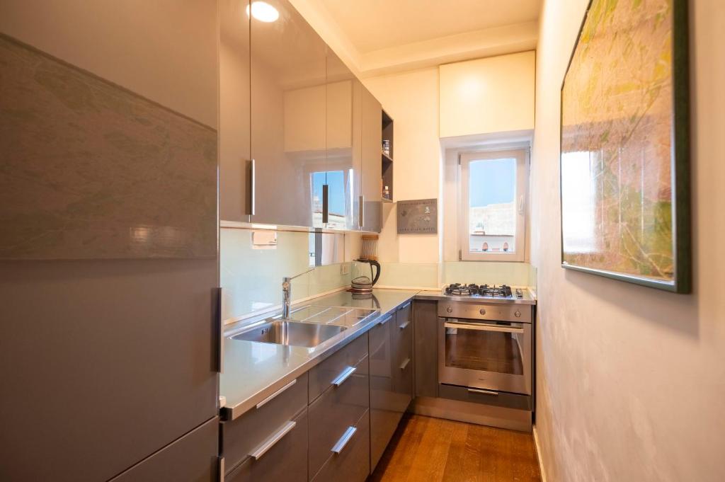 A kitchen or kitchenette at Di fronte alla basilica di S Pietro