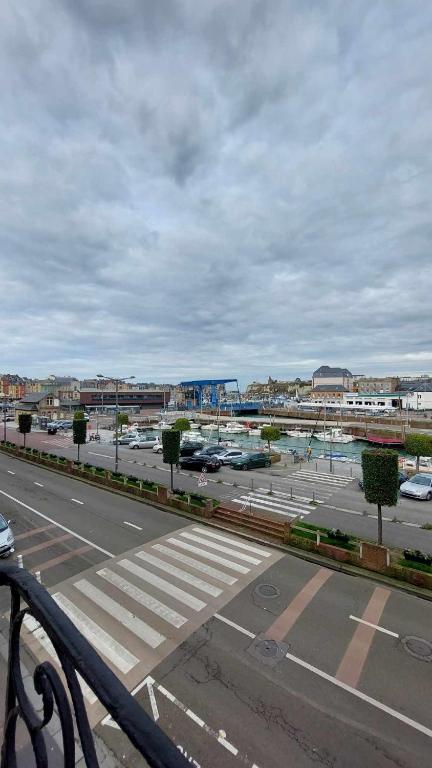 une rue vide avec des voitures garées dans un parking dans l'établissement L'Ancre du port, à Dieppe
