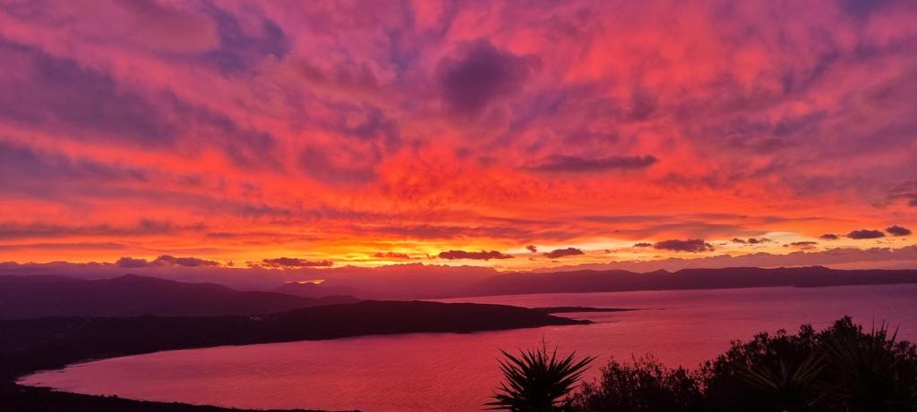 コティ・シアヴァーリにあるVilla Oliviaの赤い空の水上夕日