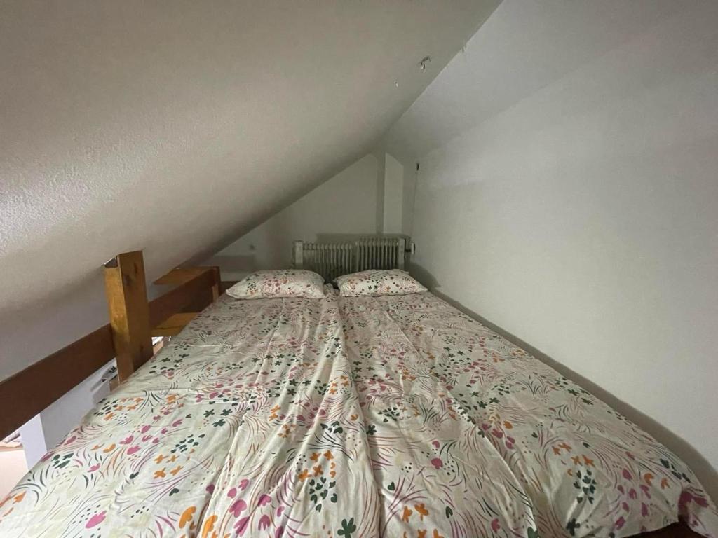 een slaapkamer met een bed op zolder bij Apartman Centar E&A in Tuzla