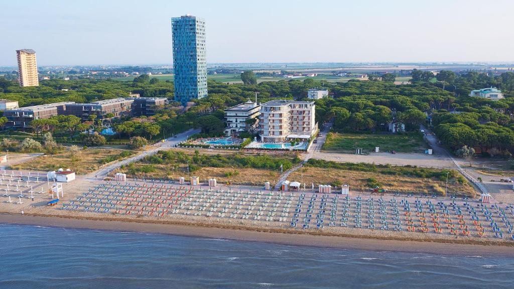 an aerial view of a beach with a tall building at Jesolopalace Hotel & Aparthotel in Lido di Jesolo