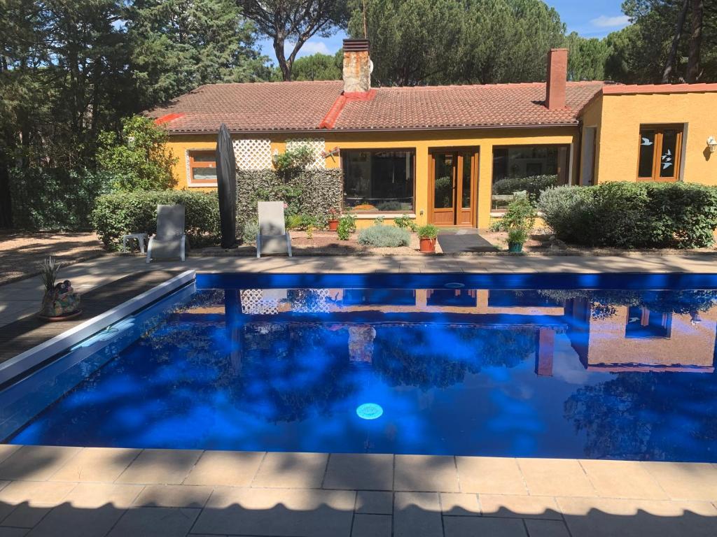 uma piscina em frente a uma casa em Villa Lujosa con piscina privada 9x5 em Valladolid