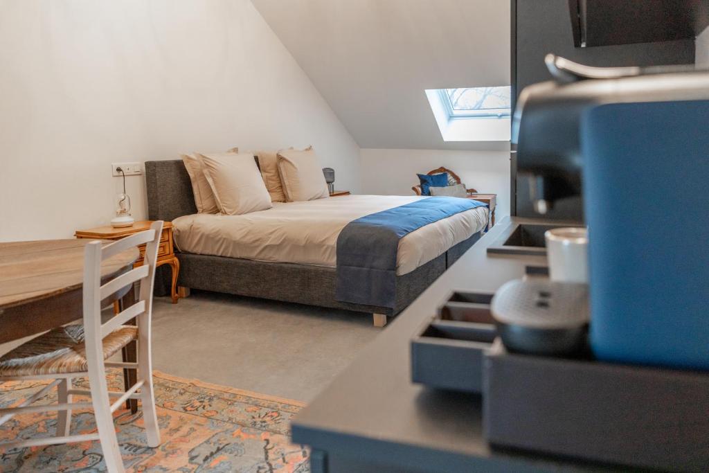 een kleine slaapkamer met een bed in een kamer bij Li Ter Hôtel in Marche-en-Famenne