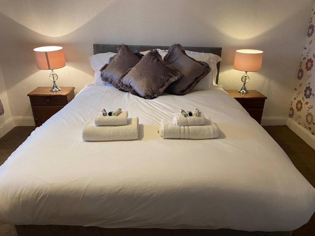 uma cama branca com duas toalhas em cima em The Flat in central Kirkby Stephen em Kirkby Stephen